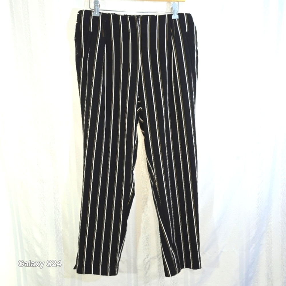 BODY BY US STRIPED PANTS. PLEATED FRONT AND THE COLOR IS BLACK WITH GOLD SIZE XL